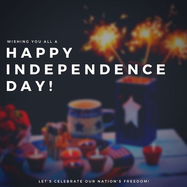 Légendes du 4 juillet pour instagram - réglage de la table des cierges magiques avec texte qui lit joyeuse fête de l'indépendance