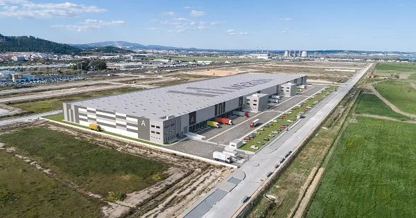 L’investissement dans les centres de données fait de l’Espagne un pôle de premier plan Vue aérienne d'un centre de données moderne en Espagne, symbole de croissance technologique.