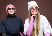 Seniq : comment deux entrepreneures transforment un rêve d’outdoor en un business millionnaire depuis le Midwest Les fondatrices de Seniq posent avec leur collection de vêtements outdoor