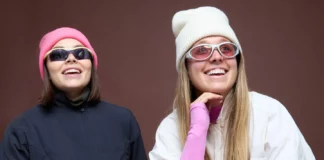 Seniq : comment deux entrepreneures transforment un rêve d’outdoor en un business millionnaire depuis le Midwest Les fondatrices de Seniq posent avec leur collection de vêtements outdoor