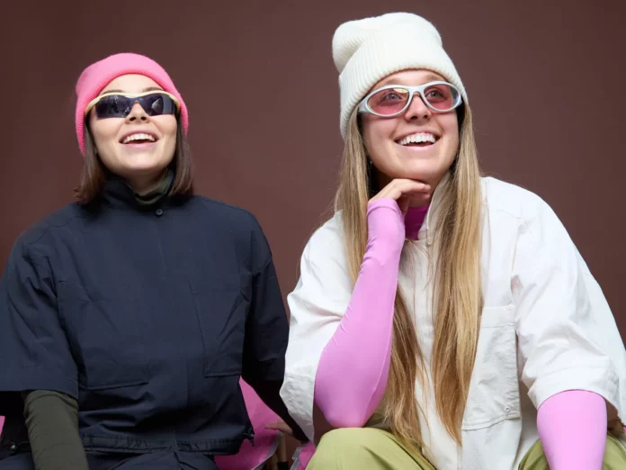 Seniq : comment deux entrepreneures transforment un rêve d’outdoor en un business millionnaire depuis le Midwest Les fondatrices de Seniq posent avec leur collection de vêtements outdoor