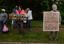 Trump et la cryptomonnaie une trajectoire vers la corruption selon les experts Trump cryptomonnaie et pouvoir une stratégie controversée Légende