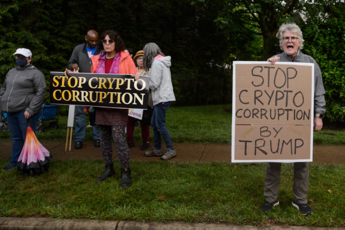 Trump et la cryptomonnaie une trajectoire vers la corruption selon les experts Trump cryptomonnaie et pouvoir une stratégie controversée Légende