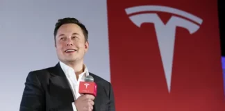 Elon Musk limoge l’un de ses principaux dirigeants chez Tesla au cœur d’une période de turbulences Elon Musk et Omead Afshar lors d’un événement Tesla