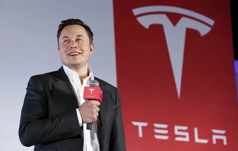 Elon Musk limoge l’un de ses principaux dirigeants chez Tesla au cœur d’une période de turbulences Elon Musk et Omead Afshar lors d’un événement Tesla