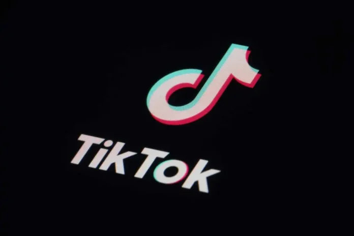 Trump annonce un acheteur milliardaire pour TikTok : Vente imminente ou simple bluff politique ? Trump annonce qu’un groupe de milliardaires pourrait racheter TikTok, relançant le débat sur l’avenir de l’application aux États-Unis.