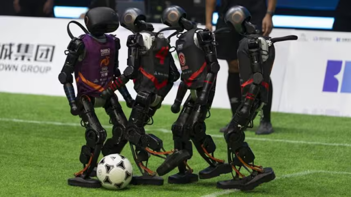 Les robots footballeurs chinois enthousiasment plus les fans que l’équipe nationale Match de football entre robots humanoïdes en Chine