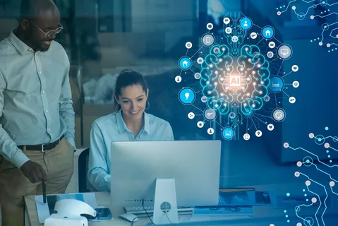 Comment les petites entreprises peuvent tirer parti des outils d’intelligence artificielle un entrepreneur consultant une interface IA sur un ordinateur