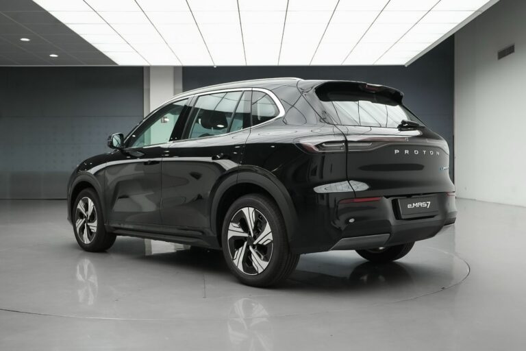 Proton e.MAS 7 électrique avec nouvelles couleurs et interface Apple CarPlay