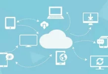 Comment construire une application SaaS en 2025 Illustration d’un développeur travaillant sur la création d’une application SaaS avec des icônes de cloud, de code et de réseaux sociaux autour de lui