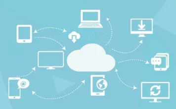 Comment construire une application SaaS en 2025 Illustration d’un développeur travaillant sur la création d’une application SaaS avec des icônes de cloud, de code et de réseaux sociaux autour de lui