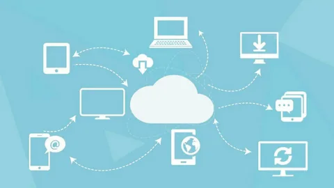 Illustration d’un développeur travaillant sur la création d’une application SaaS avec des icônes de cloud, de code et de réseaux sociaux autour de lui