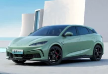 Comment le fabricant de batteries chinois BYD est devenu un géant des véhicules électriques Wang Chuanfu, fondateur de BYD, et un véhicule électrique BYD en Chine