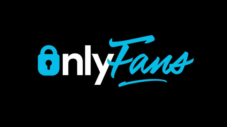 Créateur OnlyFans travaillant sur son profil en ligne pour attirer plus d’abonnés.
