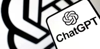 Comment intégrer chatGPT dans votre travail à distance sans que votre patron ne le sache Personne travaillant à distance sur ordinateur avec une interface GPT affichée à l’écran