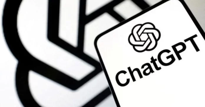 Comment intégrer chatGPT dans votre travail à distance sans que votre patron ne le sache Personne travaillant à distance sur ordinateur avec une interface GPT affichée à l’écran