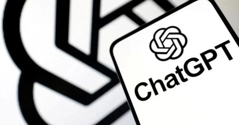 Personne travaillant à distance sur ordinateur avec une interface GPT affichée à l’écran