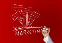 IA vs Marketing Traditionnel : Une Comparaison Complète Comparaison entre le marketing traditionnel et le marketing basé sur l’intelligence artificielle montrant les différences de stratégie, rapidité et évolutivité