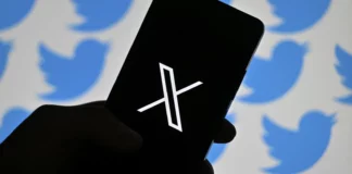 Comment augmenter vos abonnés sur X (Twitter) : Guide complet et détaillé Image montrant une personne analysant des statistiques Twitter (X) sur un ordinateur, symbolisant la croissance du nombre d’abonnés grâce à une stratégie de contenu efficace.