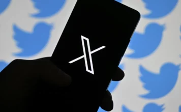 Comment augmenter vos abonnés sur X (Twitter) : Guide complet et détaillé Image montrant une personne analysant des statistiques Twitter (X) sur un ordinateur, symbolisant la croissance du nombre d’abonnés grâce à une stratégie de contenu efficace.