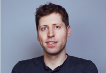 Comment Sam Altman gère-t-il les engagements financiers massifs d’OpenAI sans risques personnels ? Photo du PDG d’OpenAI, Sam Altman, lors d’un événement public, regardant vers la salle, prise par Brendan Smialowski pour l’AFP/Getty Images.