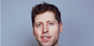 Comment Sam Altman gère-t-il les engagements financiers massifs d’OpenAI sans risques personnels ? Photo du PDG d’OpenAI, Sam Altman, lors d’un événement public, regardant vers la salle, prise par Brendan Smialowski pour l’AFP/Getty Images.