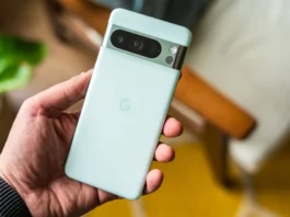 Google Pixel 8 Pro montrant son design premium et sa barre photo emblématique.